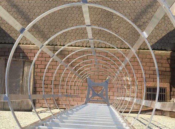 Scala con gabbia di protezione